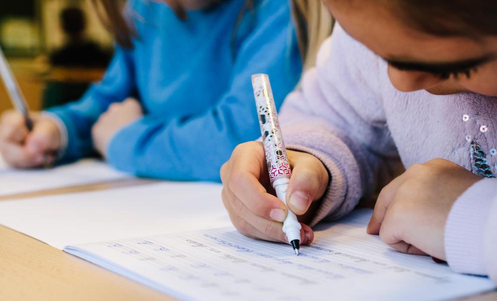 Twee kinderen oefenen schrijven