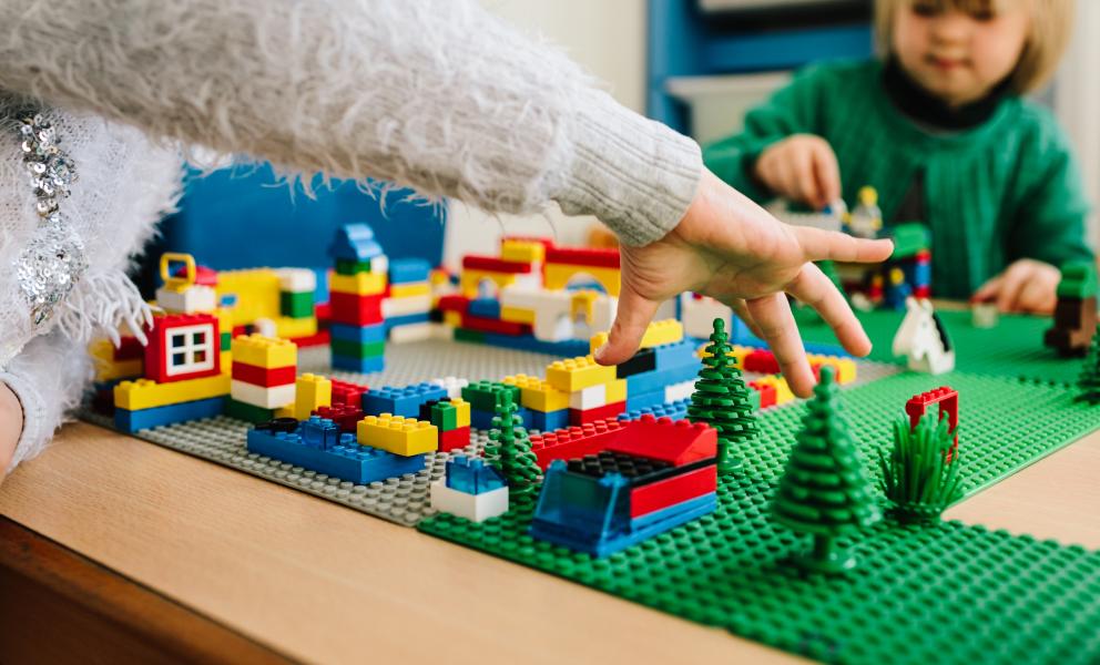 Kinderen bouwen met Lego
