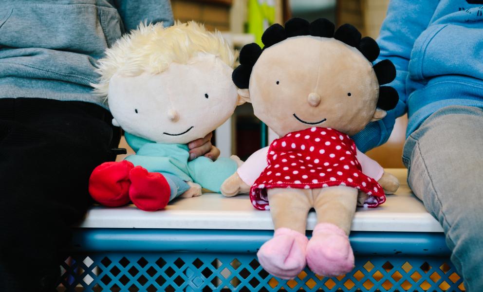 Twee kinderen met poppen van Cas & Lisa